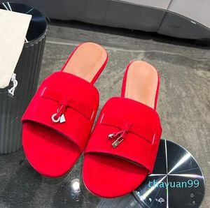 Slippers de alta qualidade feminina encantos de verão chinelos 2023 pingente de rua de madeira plana moda de madeira confortável lã sandálias casuais.