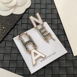 Designer oro 18K Lettere di design placcata Stud Hoop Abbassamento lungo pensione marca di lusso geometrica Women Pearl Wedding Party Accessori per le gelle Accessori