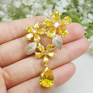 Brosches Woman's Charming Micro Inlay Yellow Zircon Crystal 3 Flower Teardrop Brooch Pin