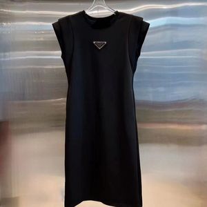 Дизайнерское женское треугольник буква простые роскошные круглые шеи британское платье повседневное сексуальное модное платье