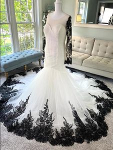 Langarmes Gothic Mermaid Brautkleider Schwarz -Weiß -Brautkleider Spitzen Applikationen Country Style Court Zug Herbst Vestido de Novia