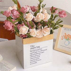 Dekorativa blommor Artificial Rose Fake With Paper Bag Bridal Buquets For Wedding Family Indoor Bedroom Pograf Supplies