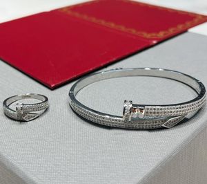 Nya Styles Designer -märkes smyckesuppsättningar för män Kvinnor Lyxig inlagd Crystal Rhinestone Armband Rings 925 Silverpläterat modetillbehör
