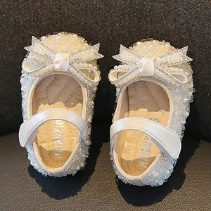 Primeiros caminhantes Walker Baby Shoes Girl Bowknot Single Pearl Birthday Presente Princesa Little Kids Wedding 230812