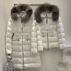 Designer feminino para baixo parkas comprimento médio emblema bordado com cintura fino ajuste e gola de pele com capuz jaqueta de inverno