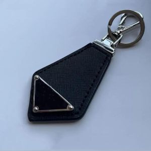 Leder Keychain -Kartenhalter exquisite Luxusdesignerin Schlüsselring Zink Legierung Brief Unisex Lanyard süß für Frauen Männer Metall Modegürtel