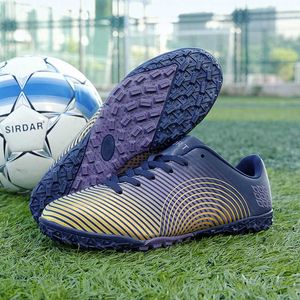 Chuteiras de futebol infantis em cor gradiente, confortáveis, para meninos e meninas, sapatos de treinamento de cano baixo