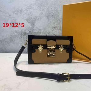 Designer Bag For Mens Womens Messenger Cross Body Classic Embossed Genuine Leather Letters Handbags Luggage 01