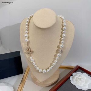 23SS 디자이너 여성을위한 진주 목걸이 다이아몬드 로고 펜던트 보석 브랜드 상자 커플 선물을 포함한 고품질 구슬 목걸이