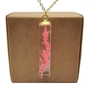 ペンダントネックレスピンクのベビーブリース本物の花透明キューブ樹脂ゴールドカラーチェーンロングネックレス