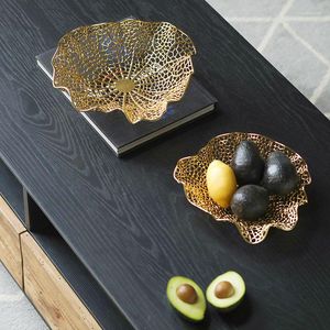 Piastre creativa piatto di frutta in metallo irregolare moderno casa decorazione del soggiorno tavolo da pranzo a forma di foglia di loto snack oro cavo