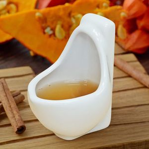 Kieliszki do wina 4pcs nowość mini toaleta ceramiczna pisulowa kształt prank herbata mleko lody Puchar zabawne na kreatywne prezenty w magazynie 230812