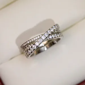 Ringdesigner Ring für Frauen Eingelegtes Perlen Alphabet Diamond Design Weihnachtsgeschenkschmucktemperament Vielseitige Ringe