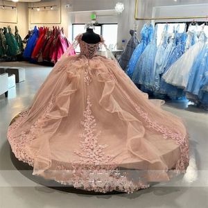 2023 Sexy blush rosa quinceanera vestidos apliques de renda de cristal sweetheart babados mangas longas de tamanho formal baile de festa