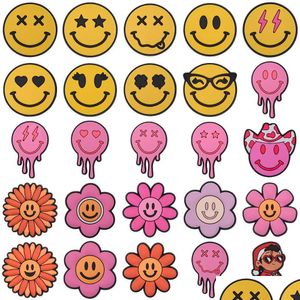 Schuhteilezubehör Großhandel Süße lächelnde Gesichtsblume Clog Charms für Kinder 2023 Neujahr Geschenke Drop Delivery Series zufällig