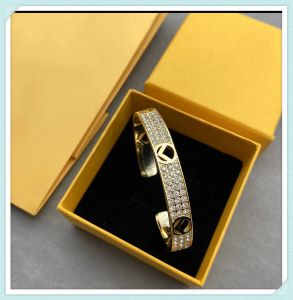 Modedesigner Armband für Männer Frauen Freizeitparty Geschenke Frauen Designer lieben Gold Mens Armbänder Hochzeit Schmuckschachtel