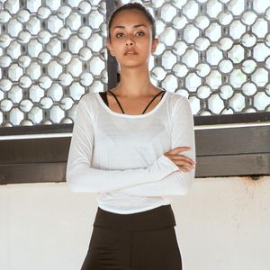 アクティブシャツ夏の女子ヨガTシャツオープンスポーツ服長袖のトップススリムなビューティーバックスポーツウェア