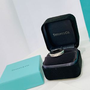 Tiffanyhsqバンドリングリングゴールドシルバーステンレススチールカップルファッション女性デザイナージュエリーレディーパーティーギフトg9np