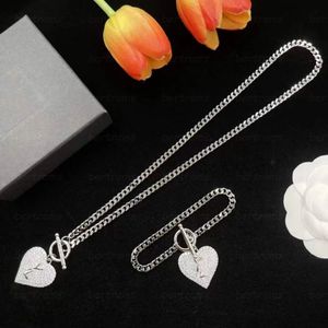 Дизайнер для женщин для женщин для женщин подвесные ожерелья роскошные серебряные бриллианты Ювелирные украшения наборы букв Цепочки браслеты.
