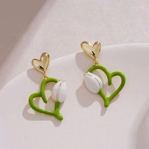 Brincos dangle Double Love Love Flor Branca Tulipa Fruta Verde Peach Heart Design Sentido Tea Style
