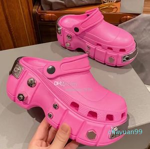 Metall -Männer- und Frauendesigner Sandalen Fashion Cake Slide Hollow -out Pantoffeln Sommer Leisure Park Strand Leichte Motorradschuhe