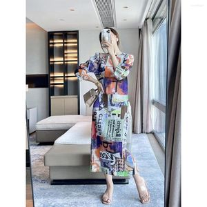 Casual Dresses Miyake Pleated 2023 Summer Letter Printing Fashion Dress Elegant and Advanced Age Minskar huden som täcker mitten av längden