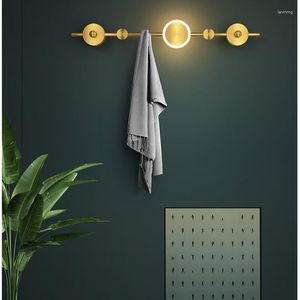 Vägglampa modern minimalistisk kopparrock rack entré hall dörr hylla krok bakgrund vardagsrum sängljus