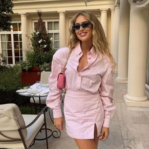 Casual Dresses 2023 Fashion Pink Stripe Two Piece Set Womens Outifits Autumn Sexig långärmad skjortor Matchande High midje minikjol