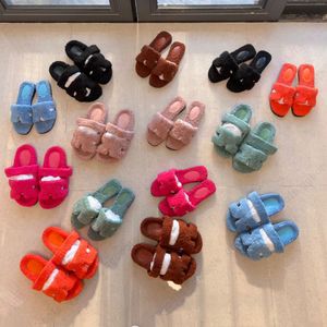 Slifori di pellicce di lusso Slide Designer Man 2023 inverno all'aperto di lana piatta scarpe peluche fluttuanti vetrini Slifori di sandali chypre infrasoli 35-42