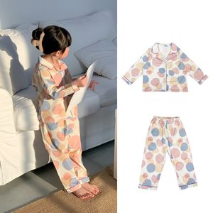 Giyim setleri kızlar pijamalar bahar kızlarının sevimli renkli nokta uzun kollu pijama set çocuk ev hizmeti pijamaları iki parçalı set 230812
