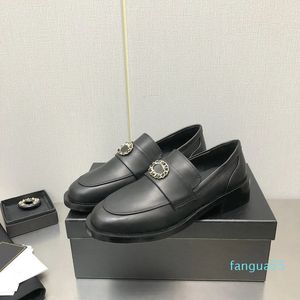 2023-Women Flat Dress Shoes الكلاسيكية المتسكعون الأصليون Calfskin Metal Buckle White Black Winter Ladies Shatual Shoes Designer الفاخرة أزياء الباليه