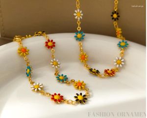 Charm Armbänder kupfergepantetes echtes Gold kleiner frischer Gänseblümchenblumenarmband Halskette Ins Windkontrastdesign