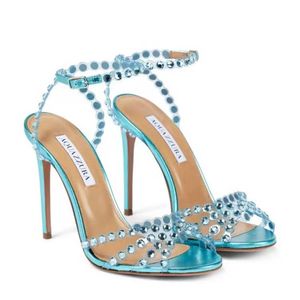 Aquazzura stiletto sandalet pompaları kristal dekoratif pvc ayak bileği kayış deri dış taban kadın partisi akşam ayakkabıları lüks tasarımcı yüksek topuklu fabrika ayakkabı