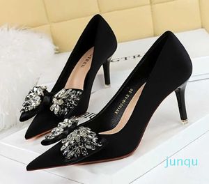 Luxo Banquet bombeia sapatos de salto alto para escritórios Lady Woman Fashion Shoes com design de gravata borboleta