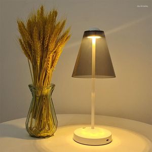 Masa lambaları Nordic Creative Modern Led Masa Lambası Püskürtme Göz Koruması Küçük Gece Işık Yatak Odası Yatak