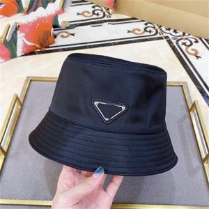 Designer Cap Black White Nylon Bucket Hats Outdoor Leisure Wear Trendy Gorras Hip Hop Mens Hats Designers Emalj Metal Triangle Front Wide Brim MZ01