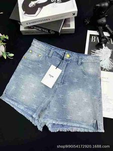 Jeans Women Family CE Family 23 Summer Novo shorts jeans de borda crua com cartas impressas para o FIT Avfm elegante e versátil