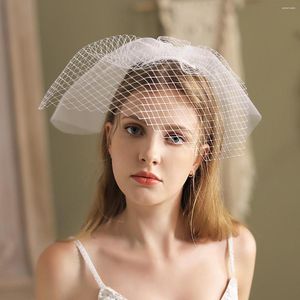 Bridal Veils V833 Prosta welda ślubna Tiul Tiul Cut Buzyn Blusher White Short Brides Kobiety Akcesoria małżeńskie