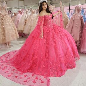 Pink Butterfly Quinceanera Kleider mit Cape -Spitzen -Applikat Süß 16 Kleid mexikanische Promkleider 2023 Vestidos de xv Anos