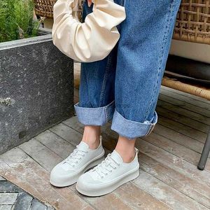 2022 Canvasskor Spring och sommar Ny lös tårta Bottom Casual Style Thin Sports Round Toe Tjock Fashion Outer Wear Small White Shoe OO1