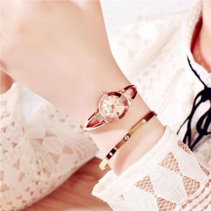 Armbandsur 2023 Ladies 'Watches American Rhinestone Metal Armband Watch Small Dial Quartz Leisure Wristwatch