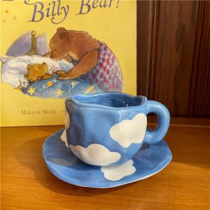 Kupalar el boyalı mavi gökyüzü ve beyaz bulutlar kahve fincanı ile seramik el yapımı çay bardak tabak seti sevimli hediye kahve kupaları 230812