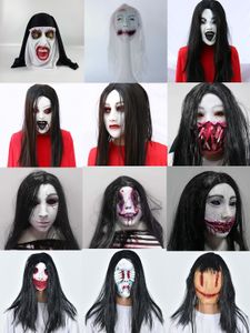 Halloween Horror Requisite: Weibliche Ghost spielt Ghost Maske als Horror -Requisite