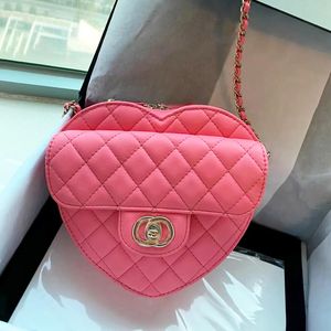 2023 Nya hjärttyp Handväskor Kosmetisk axel Half Moon Womens Men Hobo Bag Luxury Designer Travel Evening Clutch Bags Cowhide Chain Purses