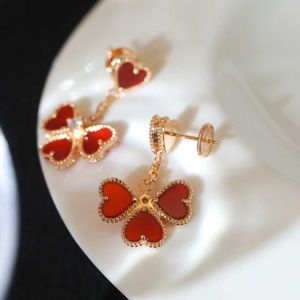 Tasarımcı dört yapraklı yonca lüks üst mücevher aksesuarları cleef gold beyaz kabuk aşk küpeler kırmızı akik kalp şeklindeki küçük kadınların eşsiz tasarım