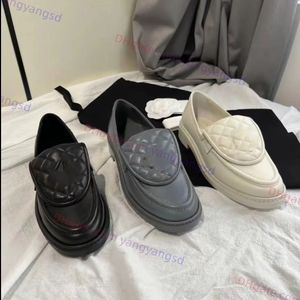 2023 Novas mulheres Turn Block Diamond Solted Shopers Sapatos Casuais Casual Capaixões C Sapatos de Ladies Fashio Luxo Cahide Genuíno de Couro Flato