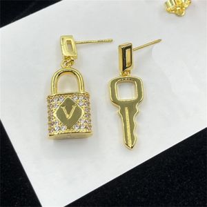 Wysokiej jakości luksusowe kolczyki projektant biżuterii pierścienie ucha dla kobiet złote literowe ucha stadniny prezent ozdoby biżuterii przyjęcie weselne