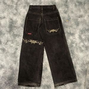 メンズデザイナージーンズJNCO Y2Kストリートウェアファッションヒップホップボクシンググローブグラフィックプリントバギーブラックパンツ男性