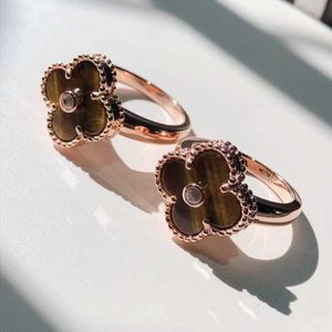 Designer Four-Leaf Clover Luxury Top smycken Tillbehör för kvinnor Cleef Ny högutgåva Lucky Series Ring Full Diamond Female Tiger's Eye Stone Agate Natural Ring