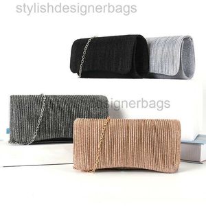 Kväll den nya bankettväskan har ett veckat lock med rund botten och naken kroppsdesign som är minimalistisk för bröllop kväll handbagsstylishdesignerbags